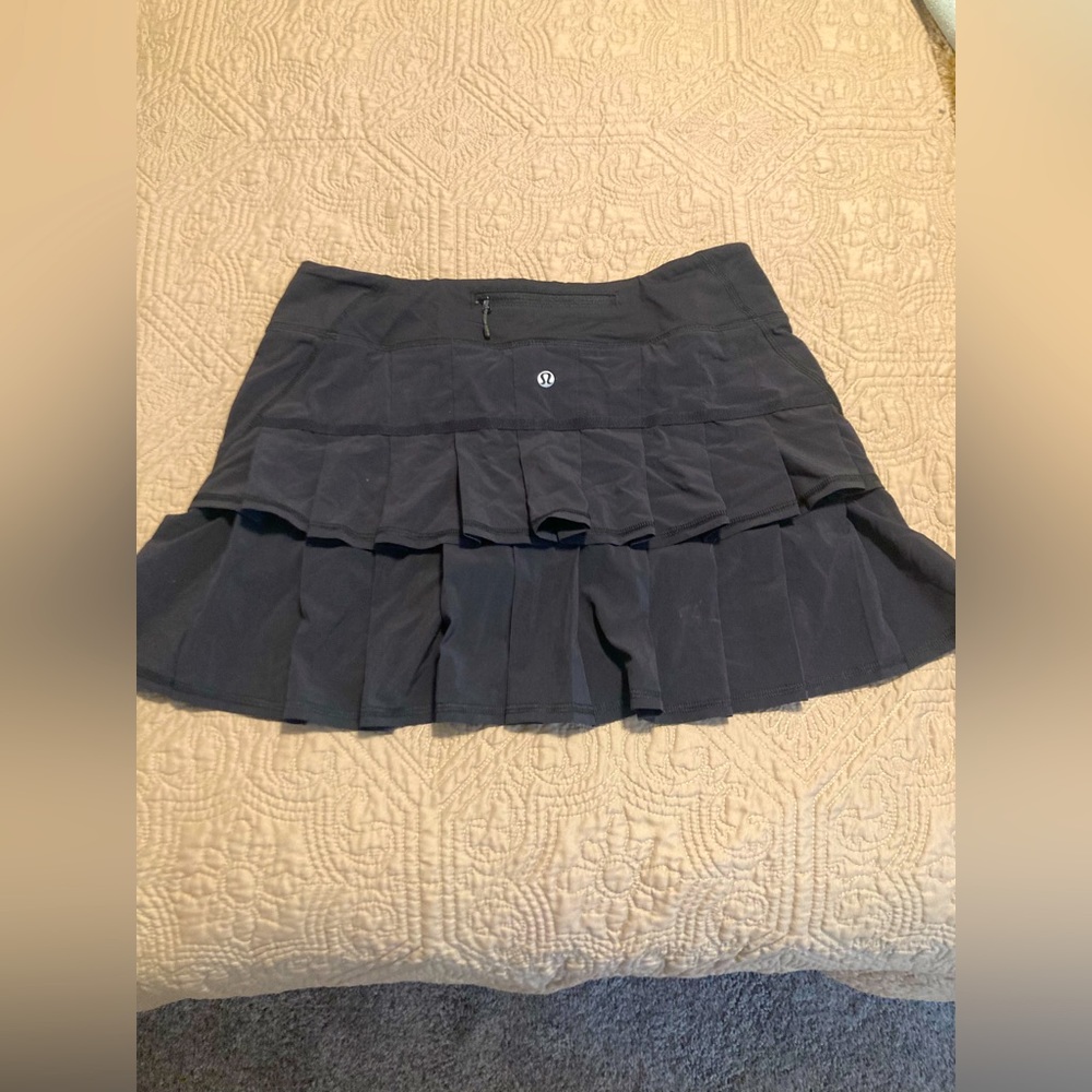 Women’s Black Lululemon Skirt - 8T